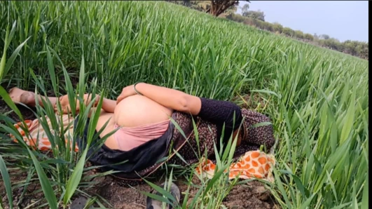 Köyün açık havada buğday tarlasında seks için can atıyor, dönüyor ve parmaklarını içine sokuyor
