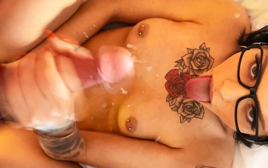 Karşılıklı mastürbasyon ve 31 çektirme sevimli dövmeli kızın göğüslerine inanılmaz büyük bir boşalmaya yol açıyor