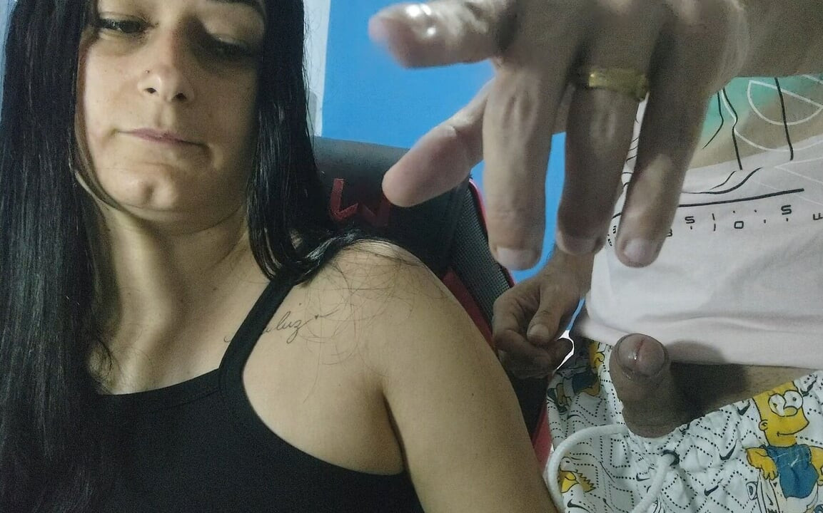 Ateşli evli kadın bilgisayar teknisyeni komşusunu çok kışkırtıcı bir kıyafetle karşılıyor ve onu götten sikmesine izin veriyor!