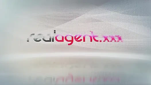 Beyaz kıyafetli oyuncu esmer sürtük şöminenin yanında kendini tatmin ediyor