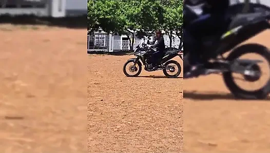 Bu aptalı sikiyorum çünkü motosiklete binmeme izin veriyor