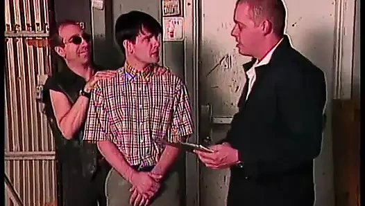 Sürtük yarak emdikten ve sıkı amcık yarağını siktirdikten sonra götüne boşalıyor