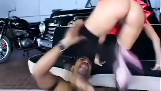 Seksi sarışın götüne anal boncuklar ve onu sikmek için uzun siyah bir yarak alıyor