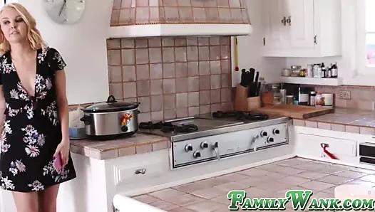 Nefis üvey anne kırlangıçlar ve sürmek genç horoz önce yüz