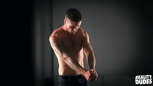 Reality dudes - Tony Sosa'nın solo seansı: dövmeli sürtük izleme zevkiniz için ereksiyon olan yarağını okşuyor ve okşuyor