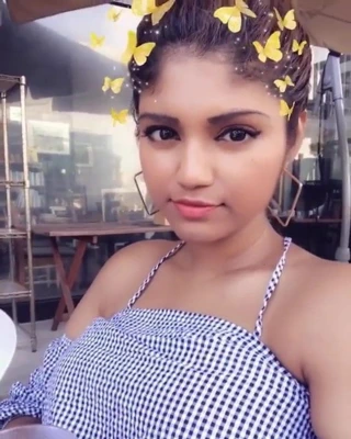 Kulanika büyük göğüsler pop