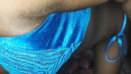 Arkadaşının karısı yarak ve amcıkla oynuyor götten sikiliyor.