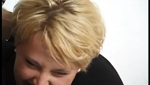 Sarışın olgun amına dildo yapıyor ve ağzına boşalana kadar yarak emiyor