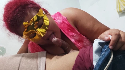 Üvey annem yarağımı çok sevgiyle emiyor.