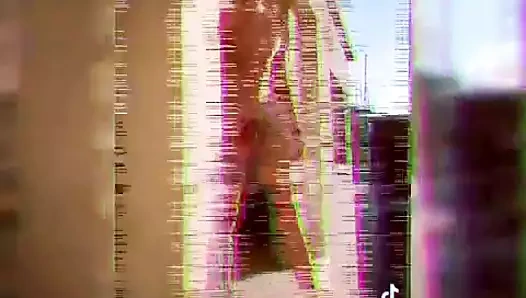 Sosyal medyada siklerini gösteren erkekler