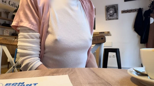 Extremamente sexy blusa branca expondo meus grandes mamilos perfurados duros em uma cafeteria