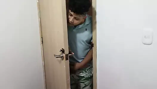 Üvey erkek kardeşimi ateşliyken beni gözetlerken yakaladım (bölüm 1)