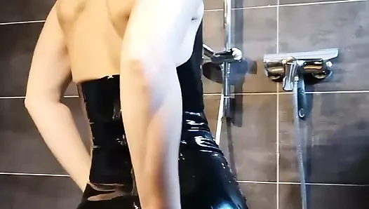 Lateks duş striptiz