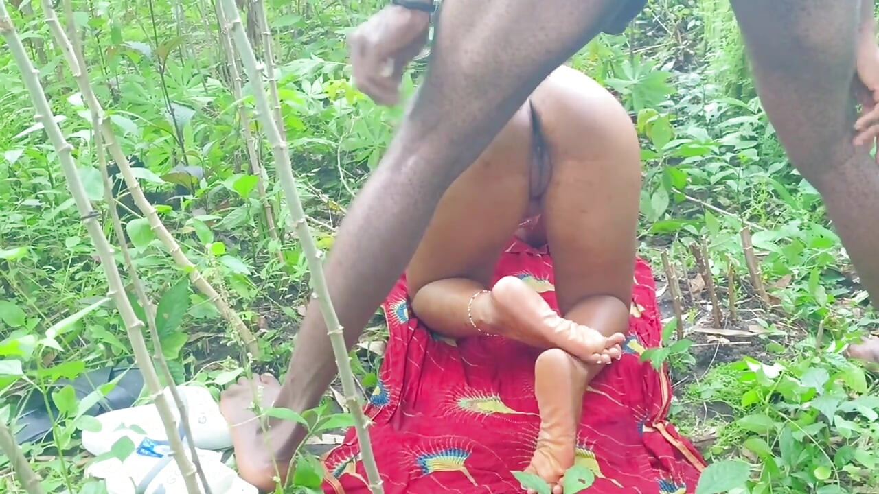 Afrikalı genç kız çalıda sikişiyor
