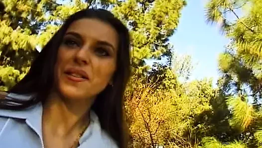 Sevimli genç kız sıkı amcığını yakın çekimde sikiyor