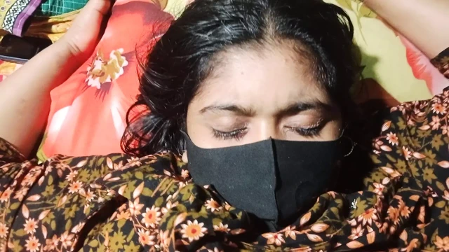 Büyük götlü Bangladeşli anne götünü gösteriyor, tombul anne oğlu tarafından sert sikiliyor