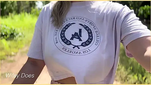 Evli kadın mükemmel göğüslerini teşhir etmeyi seviyor