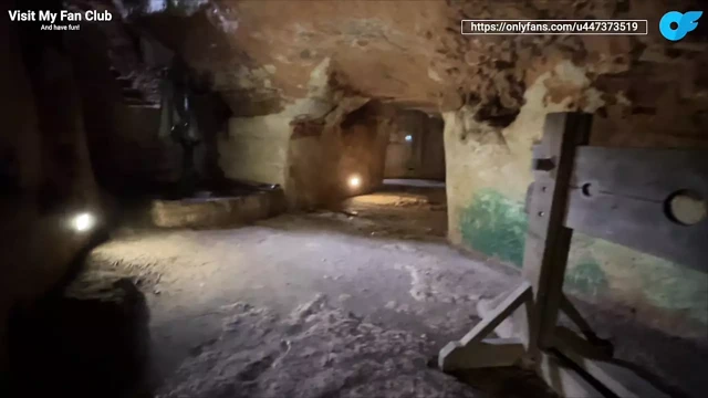 Beni kale mağaralarında sikiyor