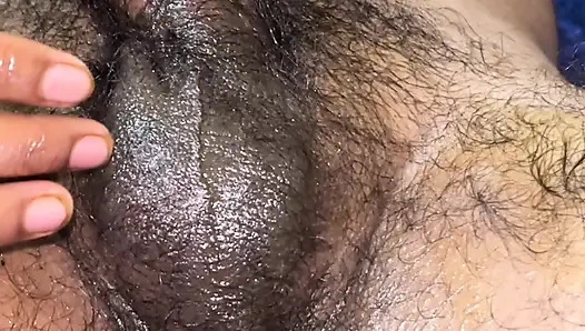 Seksi karım büyük penisine yağ masajı yapıyor