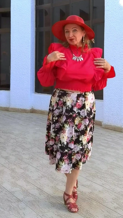 Горячая бабушка в Рыжей шляпе