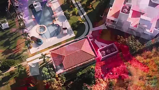 Arkadaşlarım bana mastürbasyon yaparken inliyorum ggmansion