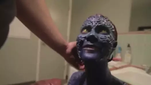 Mystique cosplayer sakso çekiyor