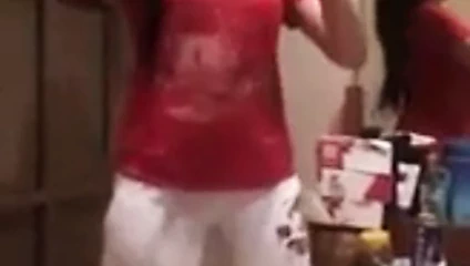 Müslüman kız çıplak dans etmiyor