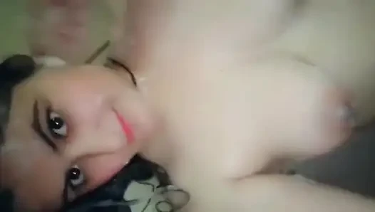 Hintli kız duşta