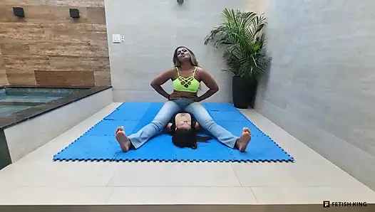 Göğüse oturma - güçlü bacaklar ve kaslar Lebian dövüş kızları