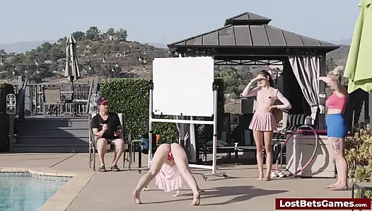 Reality TV kaosundan üç yarışmacıyla çılgın bir striptiz oyunu gösterisine