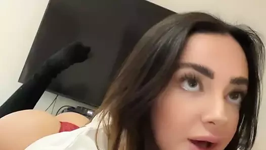 Göğüsleri açıkta bir vibratör kullanma