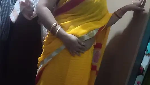 Hintli ev hanımı sarı sari giyiyor.