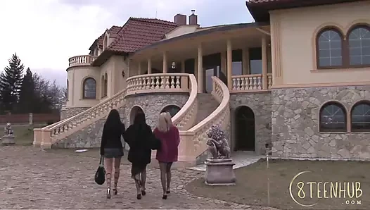 İki genç kız bir yarağa biniyor ve yüzlerini dölle kaplıyor