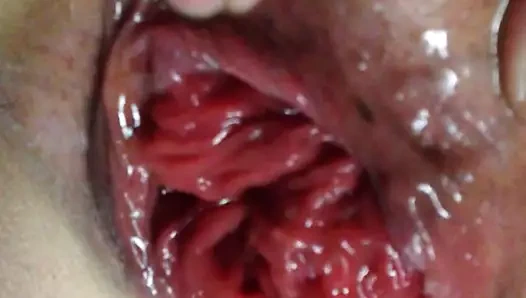 Amcığını ve götünü sarkıyor