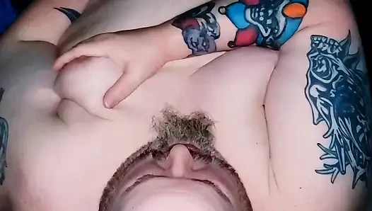 Superchub küçük sünnetsiz yarağıyla oynuyor, boşalma