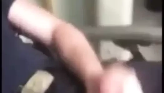 Sözlü itfaiyeci iş yerinde bir yük pompalar