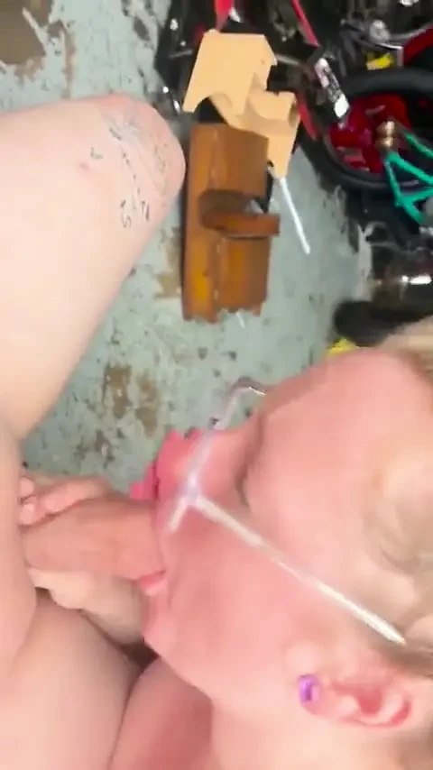 Kızıl saçlı sahibe gırtlağına kadar alıyor bakış açısı