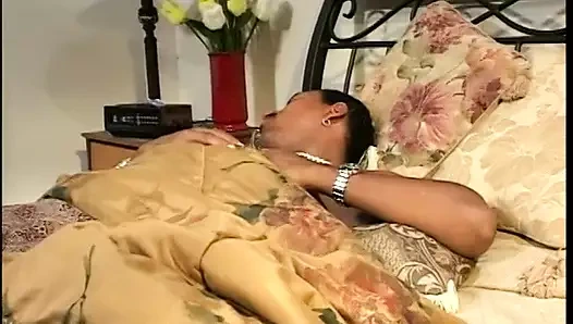 Yaşlı adam genç zenci kıza taşaklarını ve yarağını emdiriyor