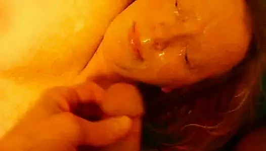 Evli kadının yüzüne boşalıyor