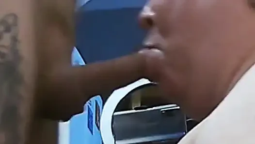 Sakso çektikten sonra ağzına boşalma