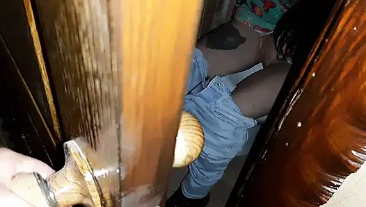 Tuvaletten inlemeyi duydum ve üvey kız kardeşimi gözetliyorum