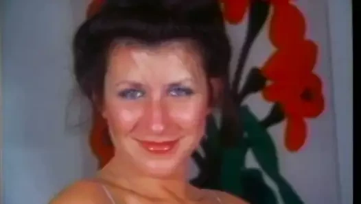 Kıvrımlı vücutlu şehvetli esmer sırtına özensiz ıslak kafa verir