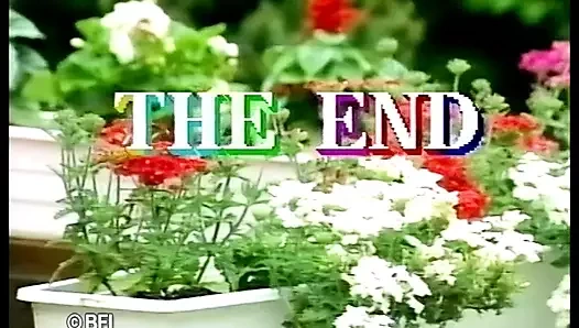 Azgın esmer çimlerde mastürbasyon yapıyor