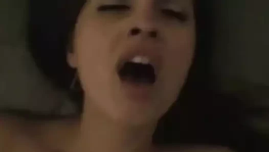 Kendi ateşli vücudunu hissediyor