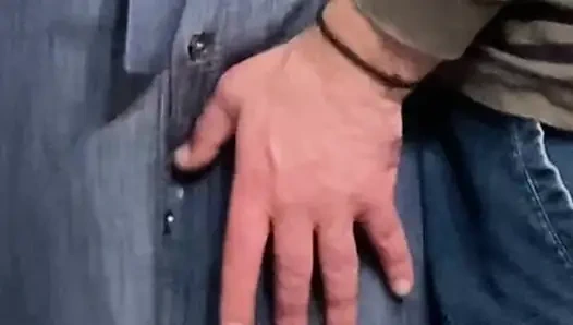 Edepsiz hobi! Yaşlı adam herkesin içinde mükemmel amcığını parmaklıyor