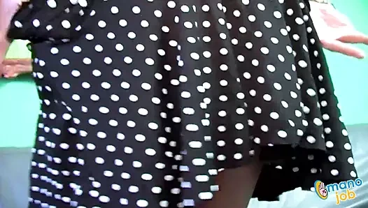 Olgun diana bebek büyük yarağı tutkuyla yağlıyor ve okşuyor