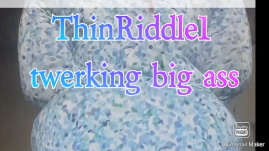 Götünü twerkliyor ve parmakla sikişiyor