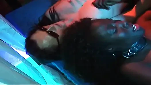 Zenci olgun hatun sarkık rosebud damlayarak derinden yumrukla sikiliyor