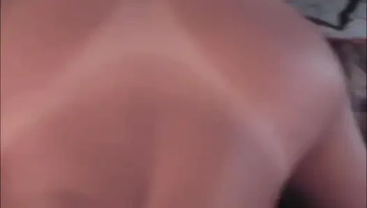 Sarışın beyaz krem için sikini emiyor ve çalışıyor