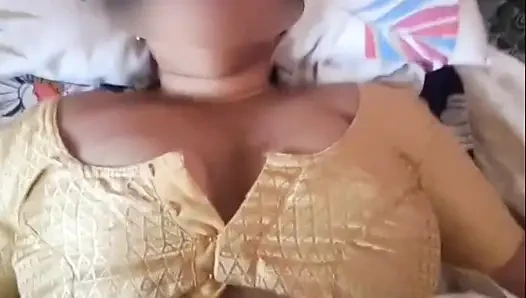 Bakış açısı sari ve bluzlu seksi desi ev hanımının sikişme derleme videoları